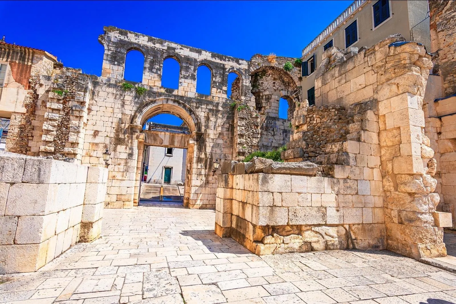 Ruïnes van de cathedraal van Sint Domnius