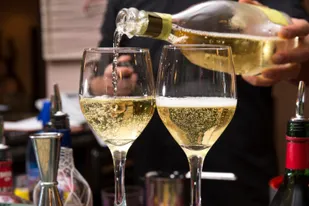 twee glazen franciacorta - iseo