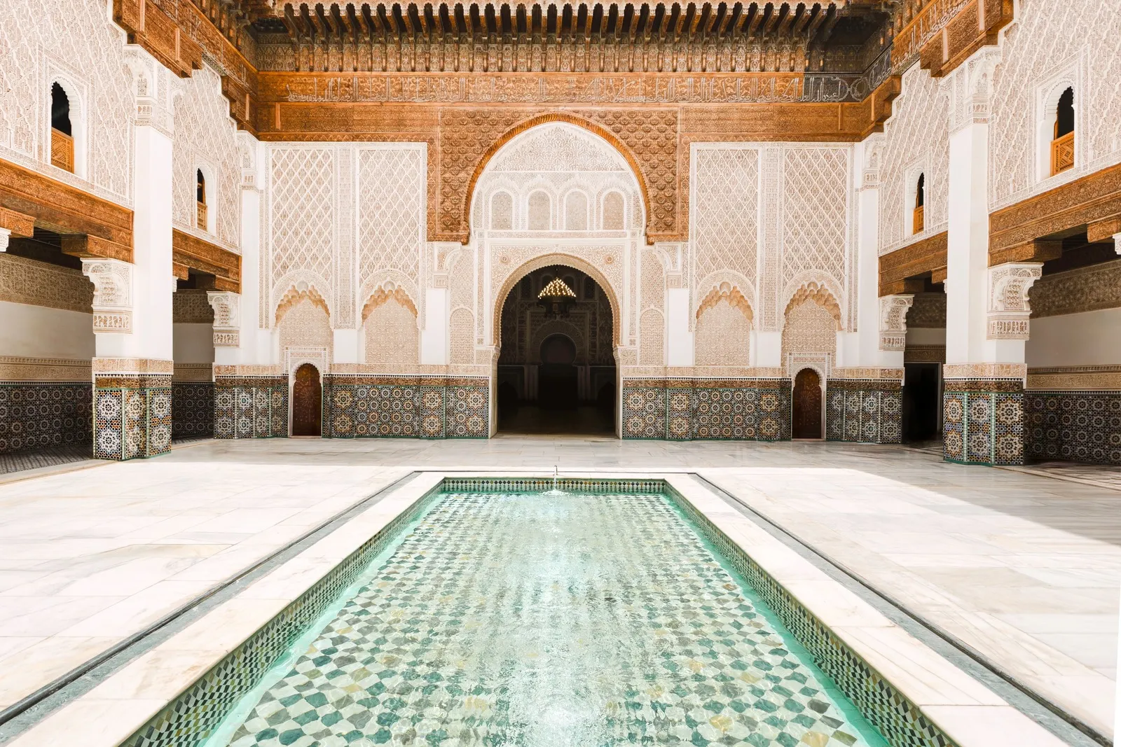 &Olives_Morocco_Ben Youssef madrasa binnenplaats met ingewikkelde tegel mozaïeken en water zwembad in marrakech
