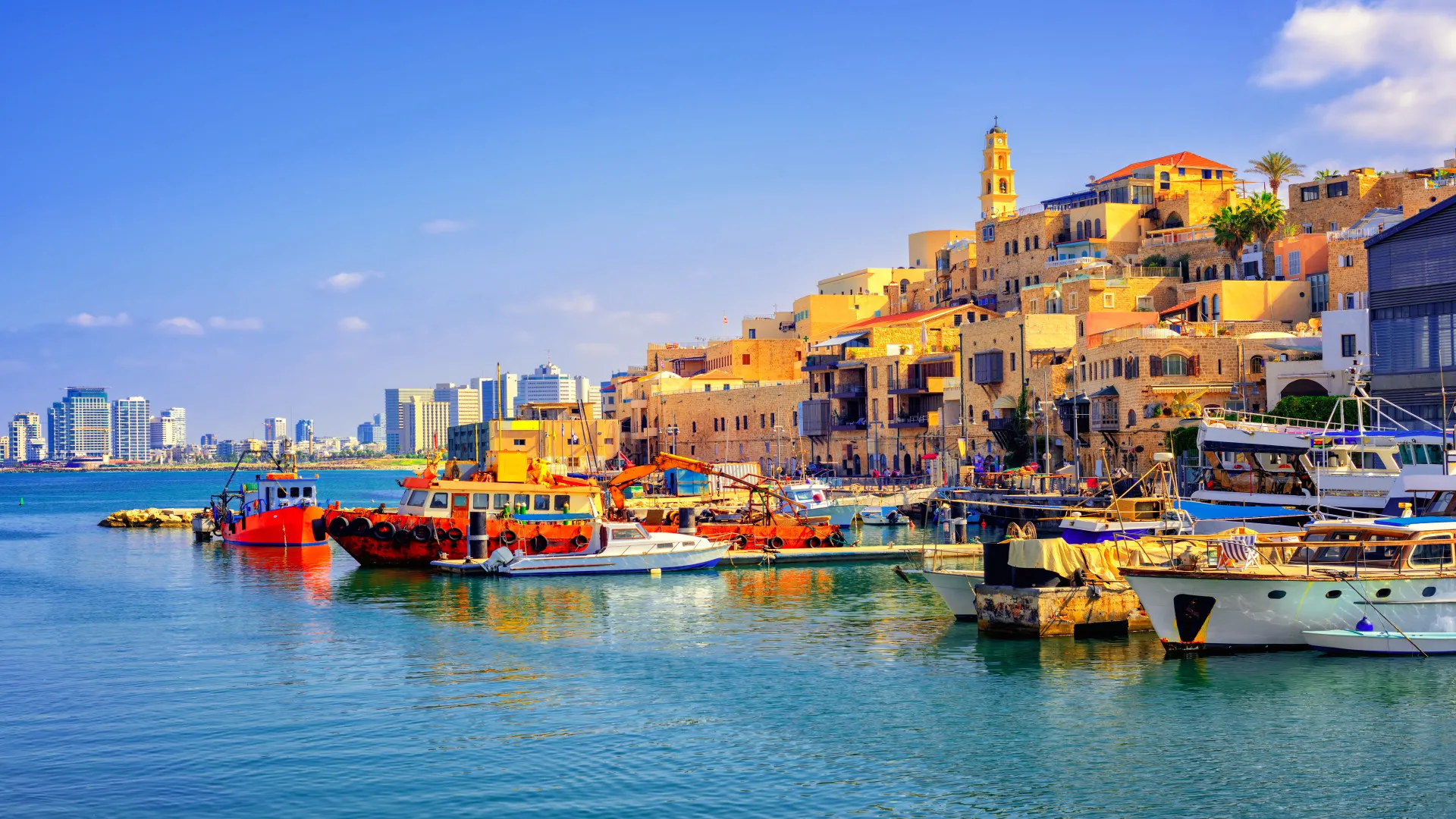 Oude stad en haven van Jaffa met de moderne skyline van Tel Aviv op achtergrond, Israël