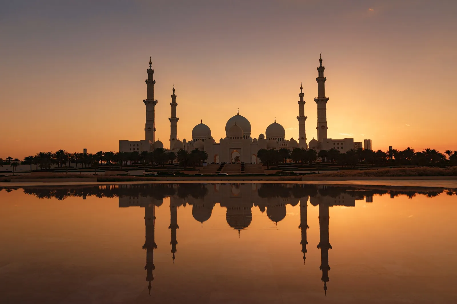 Sheikh Zayed Mosque, largest mosque of UAE located in Abu Dhabi, in sunset light