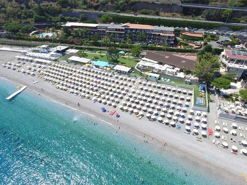 Hotel Caparena - strand en hotel van bovenaf