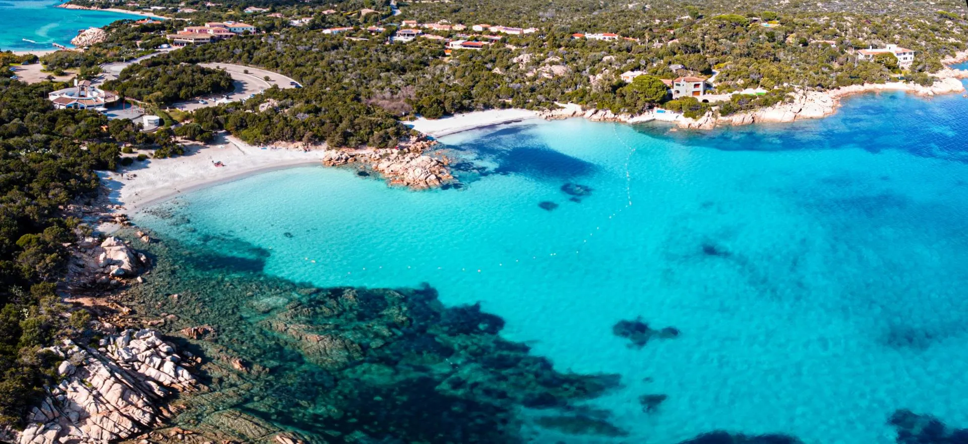 Fly drive Sardinië Arzachena - zeewater