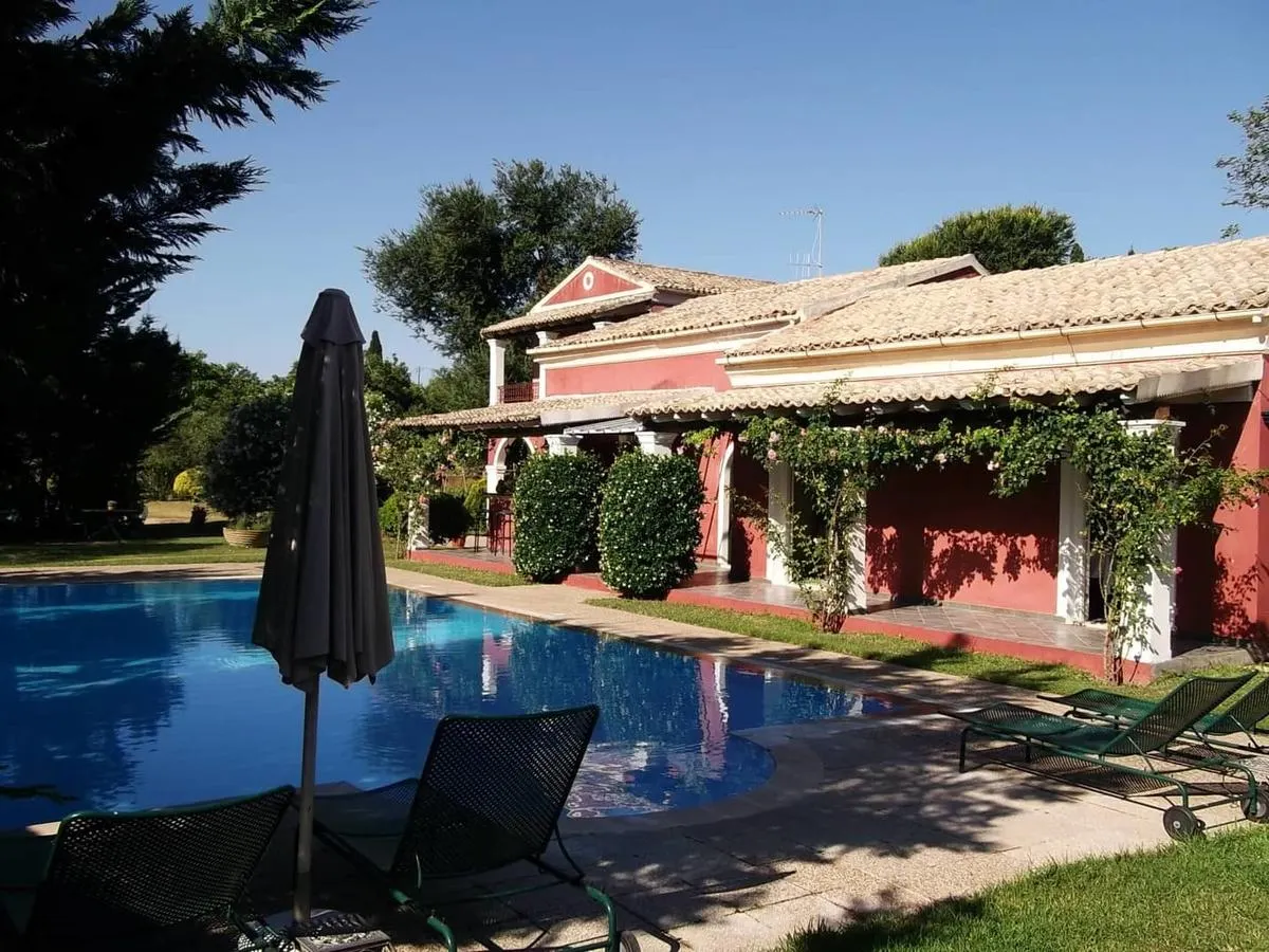 Het zwembad van villa de Loulia op Corfu, Griekenland