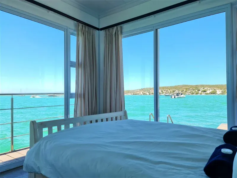 &Olives-Zuid-Afrika-Kraalbaai house boat-main bedroom3