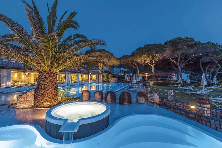 hotel biodola - toscane - elba - zwembad by night