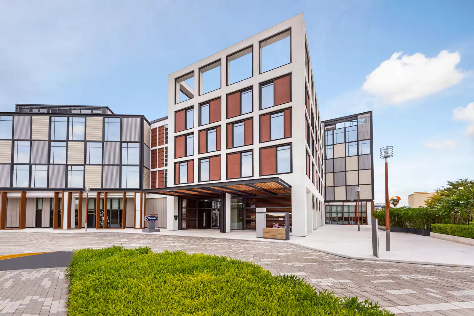 Hotel Hampton Dubai Al Seef - building