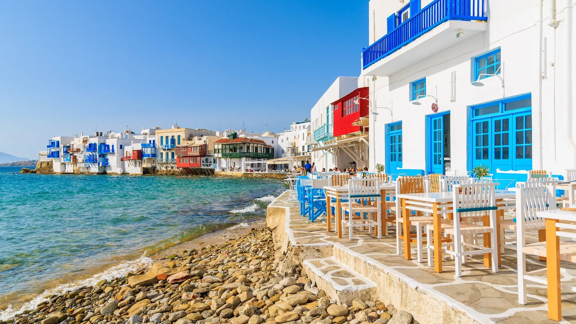 Uitzicht op strand en tavernes in Klein Venetië deel van Mykonos, Griekenland