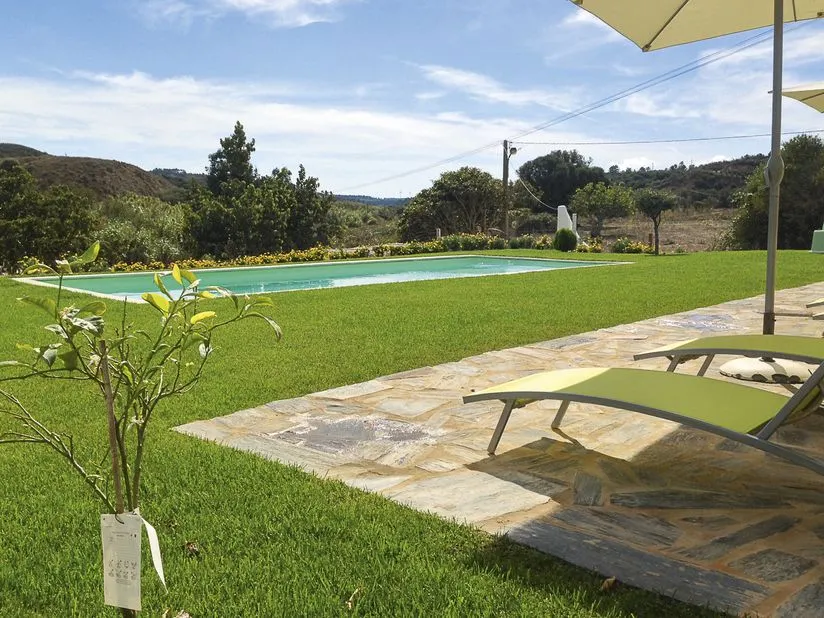 Het zwembad van hotel Aldeia da Pedralva in Portugal