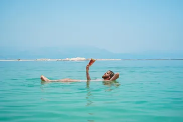 Drijven Dode Zee Jordanië, man met boekje