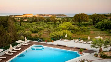Zakynthos - Vassilikos - zwembad villa belvedere - groene omgeving, zee op de achtergrond