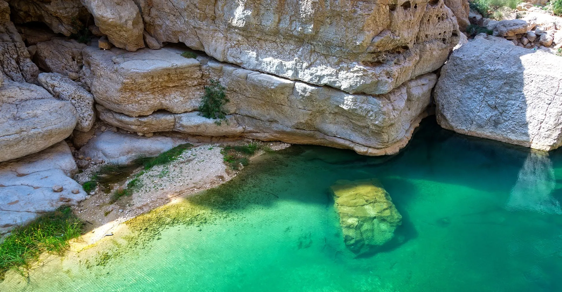 Smaragdgroen water in Wadi Shab, Oman