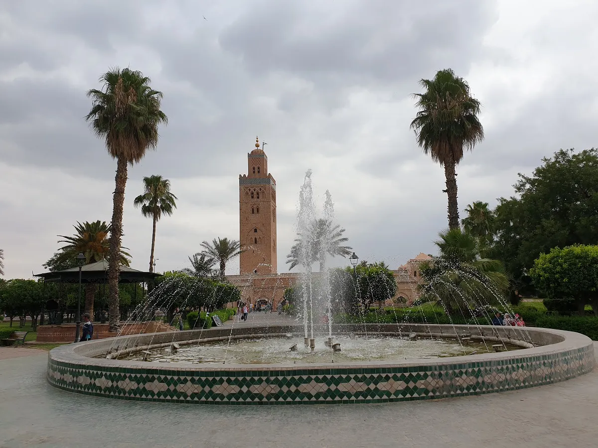 Een fontein met op de achtergrond de Koutoubia moskee van Marrakech