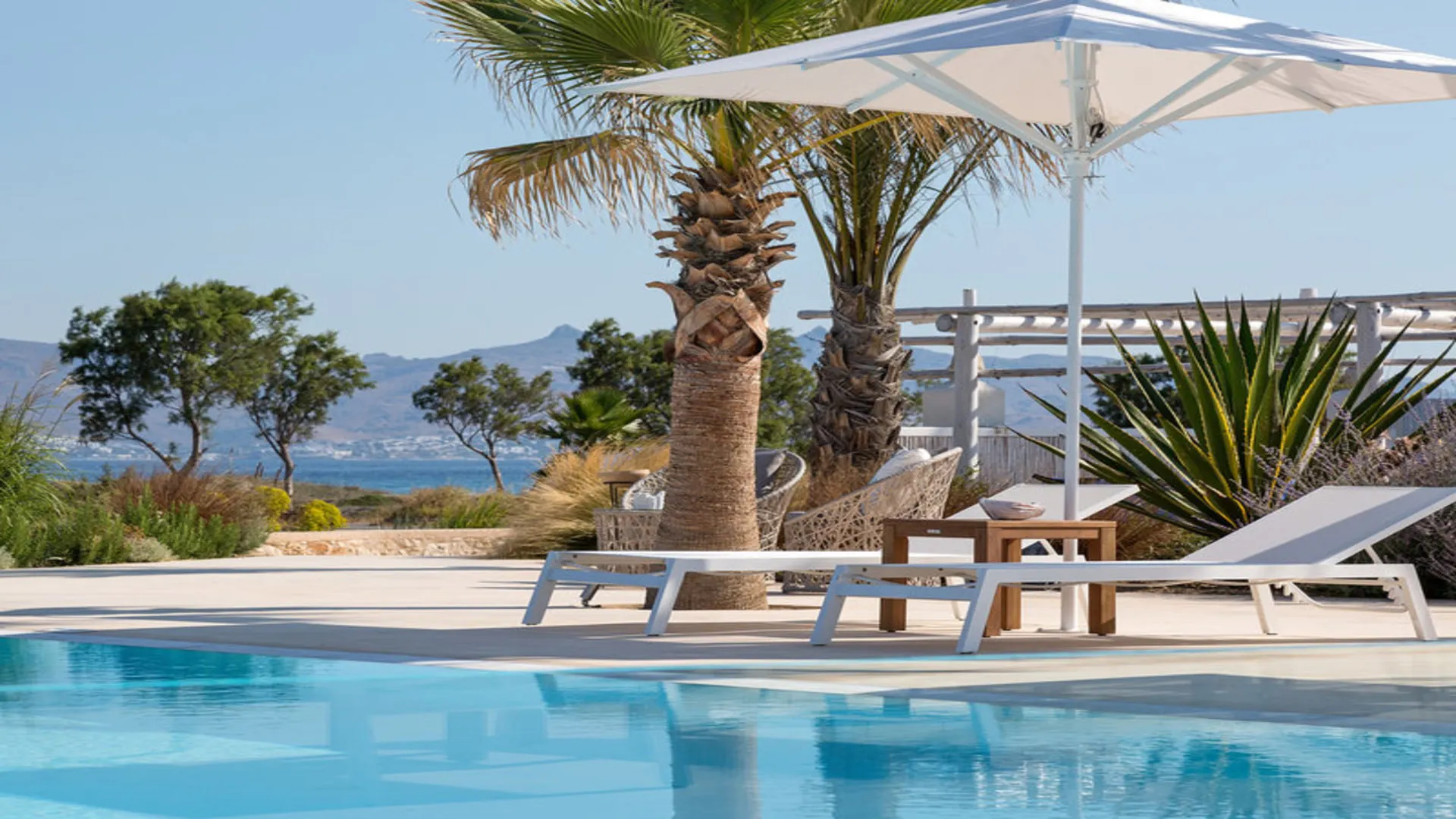 Ligstoelen bij zwembad, hotel White Pearls, Kos-Lambi, Kos, Griekenland