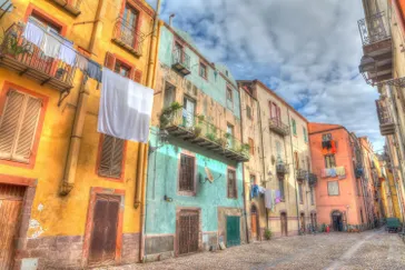 Kleurrijk straatje in Bosa - Sardinië