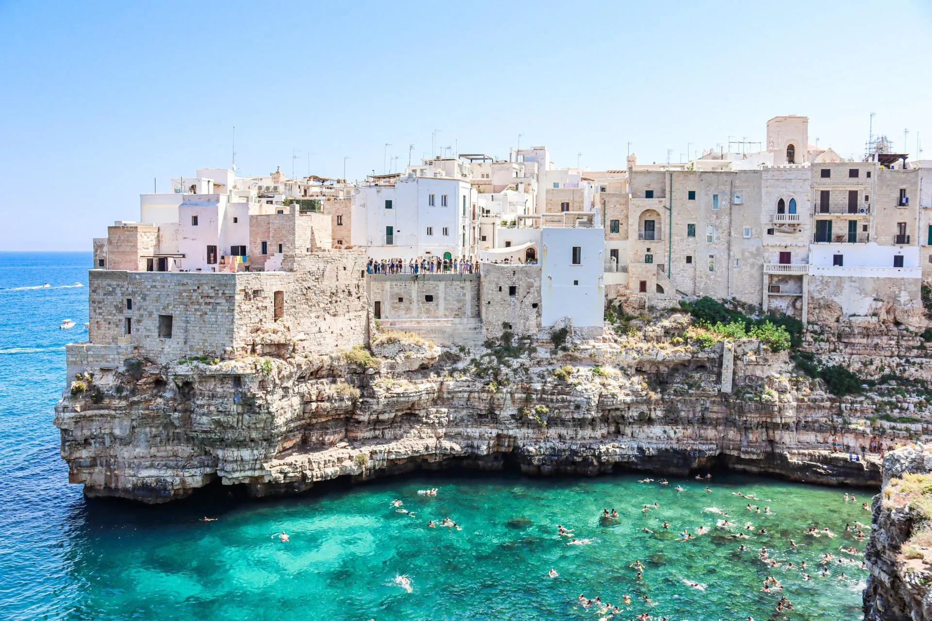 Uitzicht op de huisjes in Polignano Mare in Puglia Italie