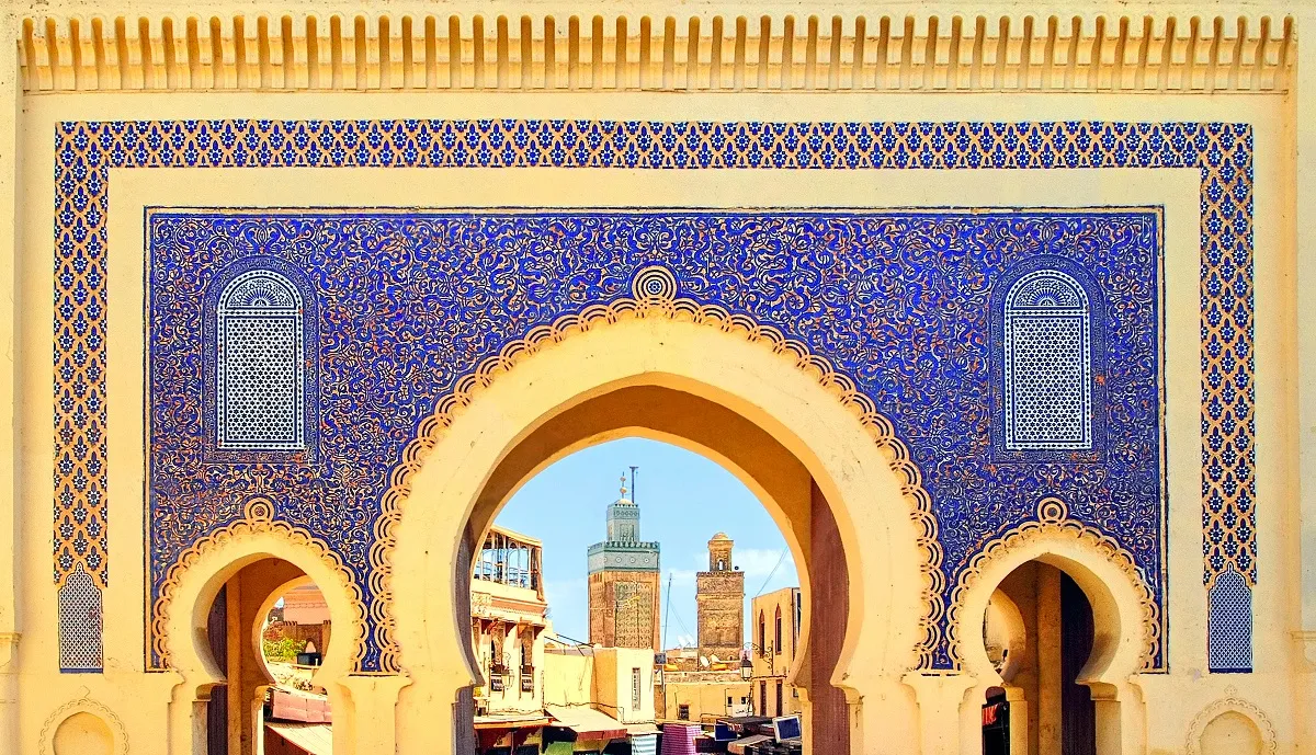 Een mooie doorgang met uitzicht op de medina in Fès