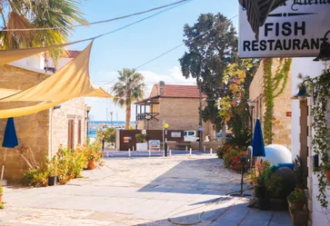 Een authentiek straatje met typisch Cypriotische taverna's