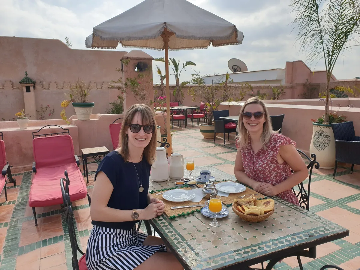 Op het dakterras aan het ontbijt in Marrakech, Marokko