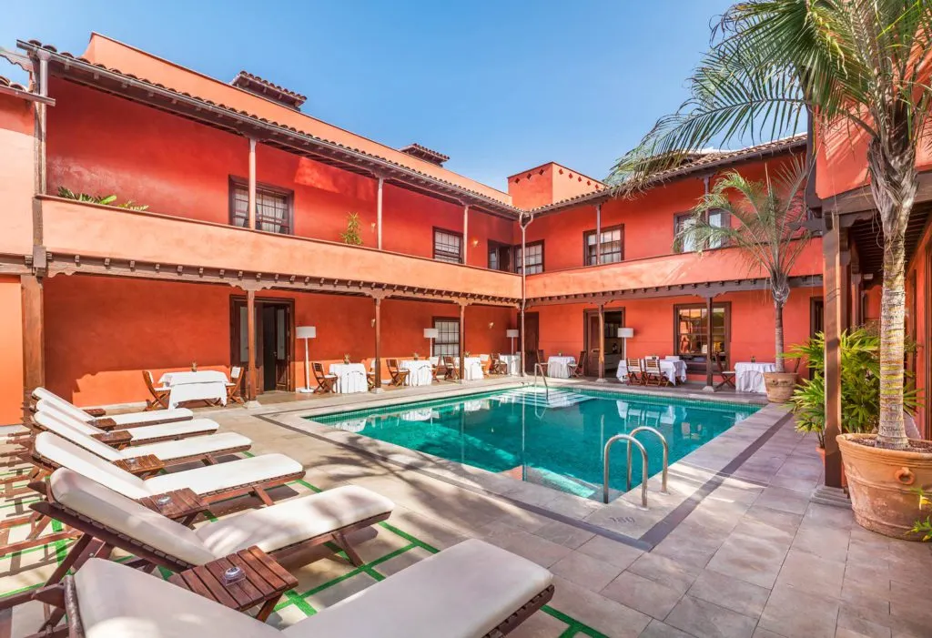 Zwembad en exterieur van Boutique Hotel San Roque op Tenerife