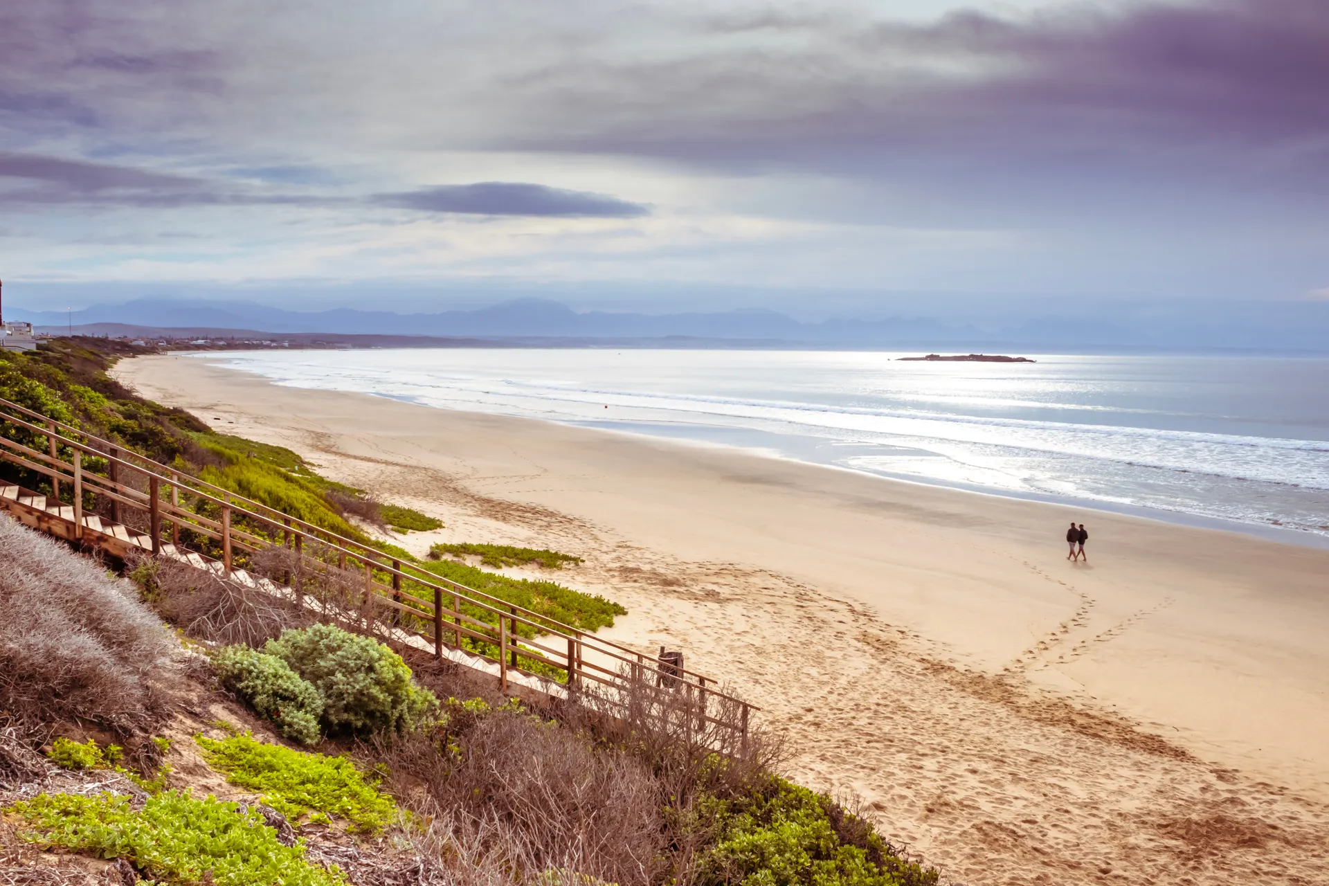 &Olives Zuid Afrika Mossel Bay View of a beautiful misty sea from a view point on a beach in Mossel Bay1