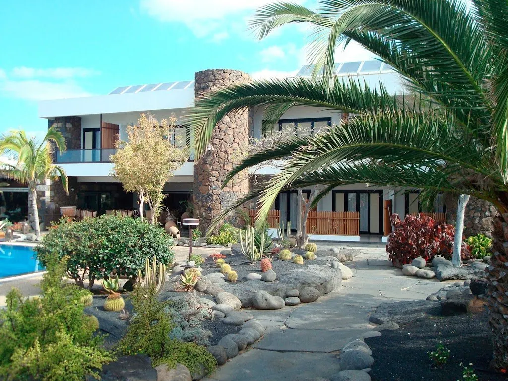 Villa VIK Boutique Hotel - tuin en hotelgebouw