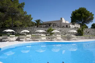 masseria_panareo_puglia_italie_zwembad met ligstoelen