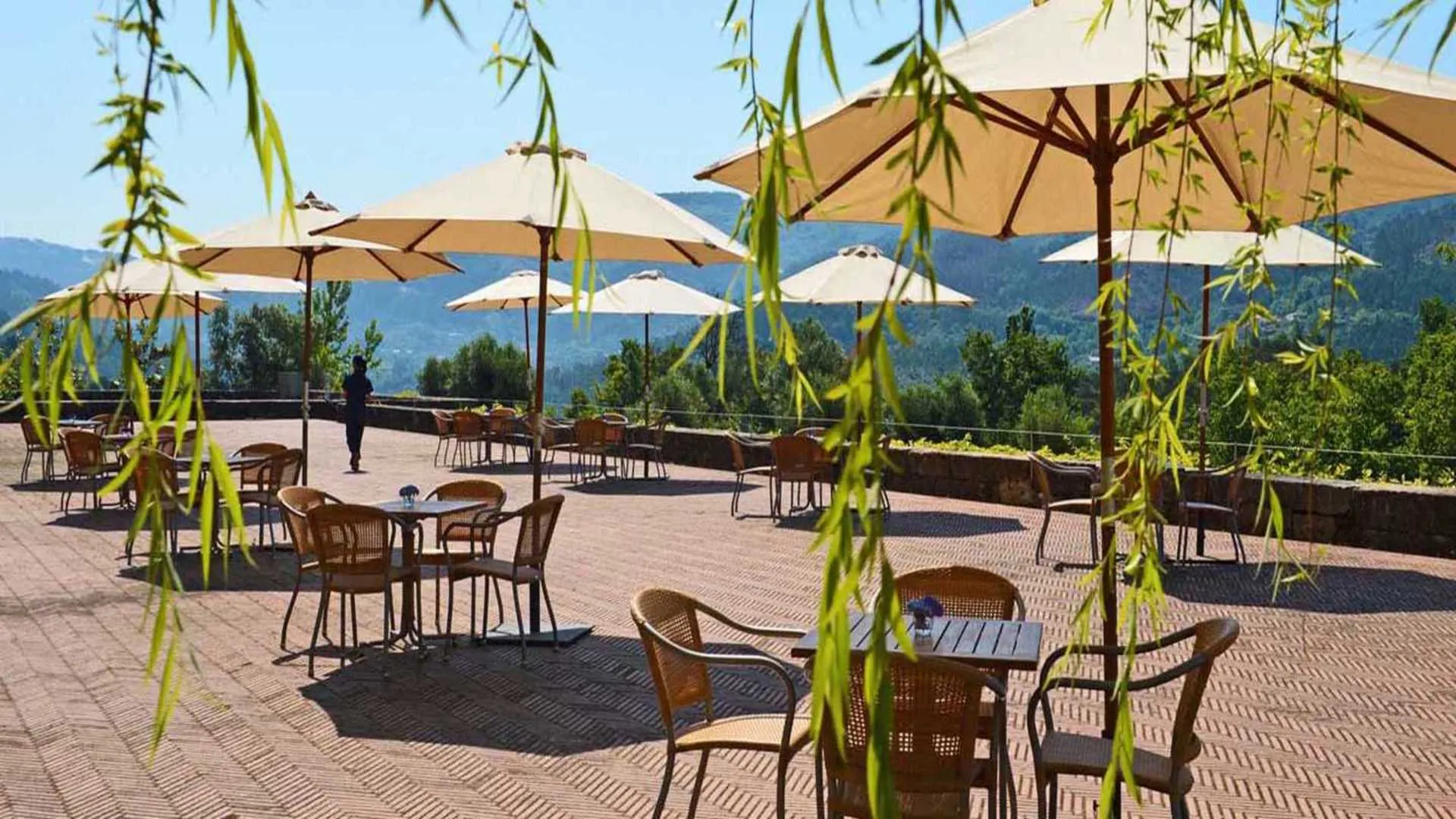 Terras van restaurant bij Pousada Amares, Santa Maria do Bouro, Portugal