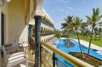 Hotel Al Bustan Palace balkon luxe kamer zwembadzicht - Muscat