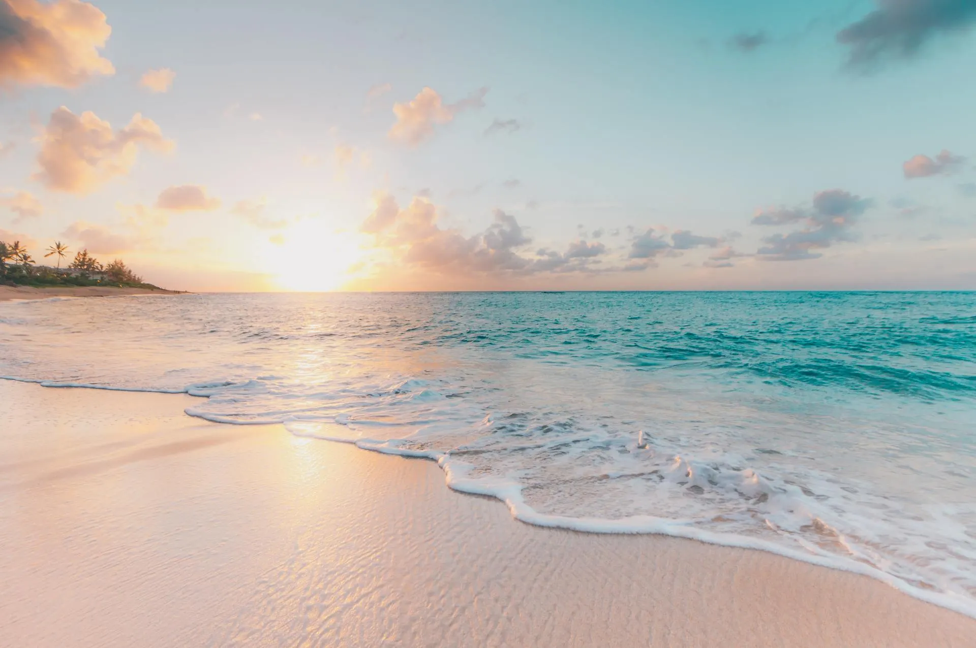 Blauw water, een heerlijk zandstrand en een ondergaande zon, wat wil je nog meer?