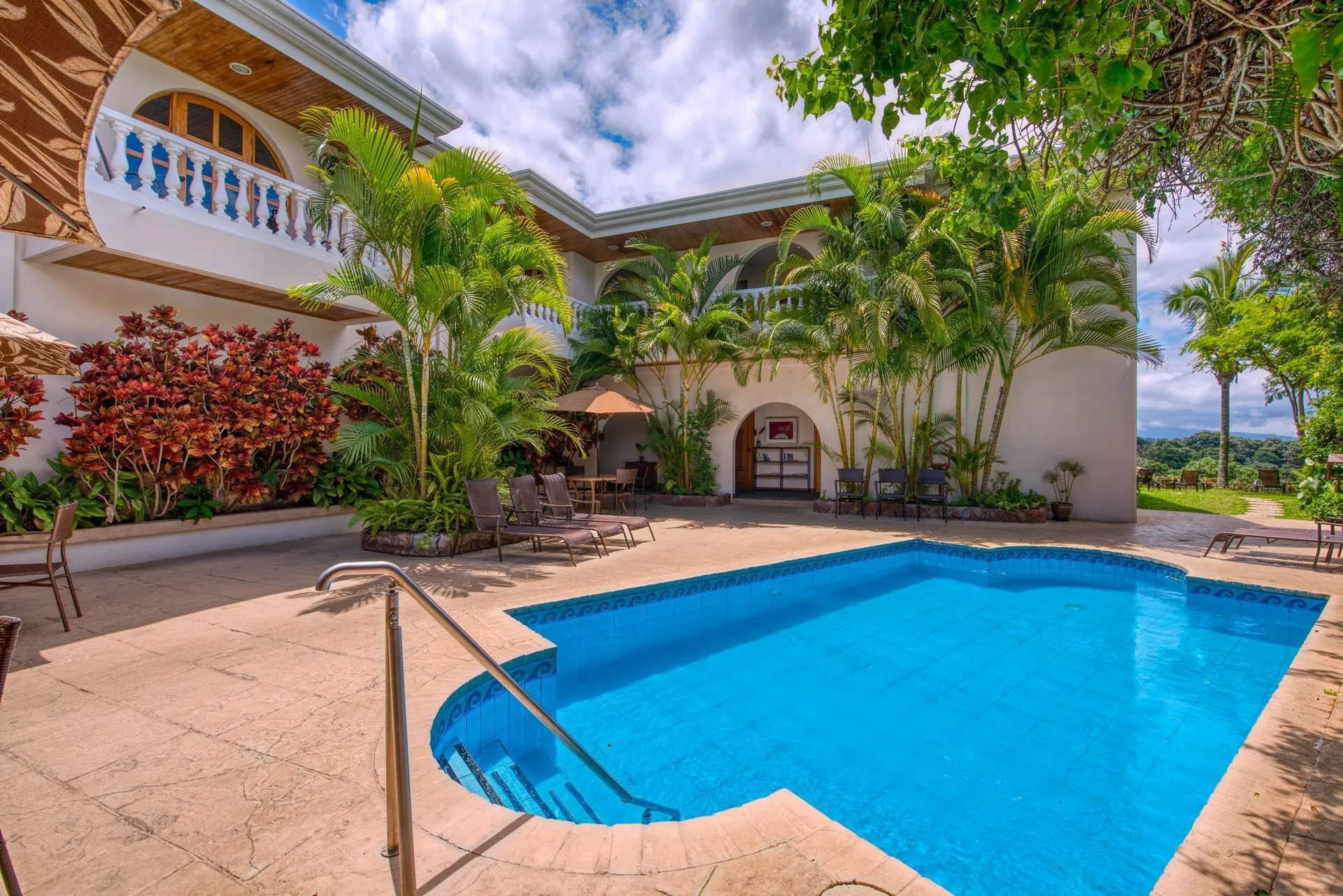 AndOlives-CostRica-Alajuela-HotelBuenaVista-outdoor