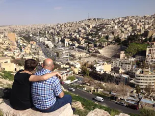 Mensen kijken vanaf Citadel uit over de stad Amman, Amman, Jordanië