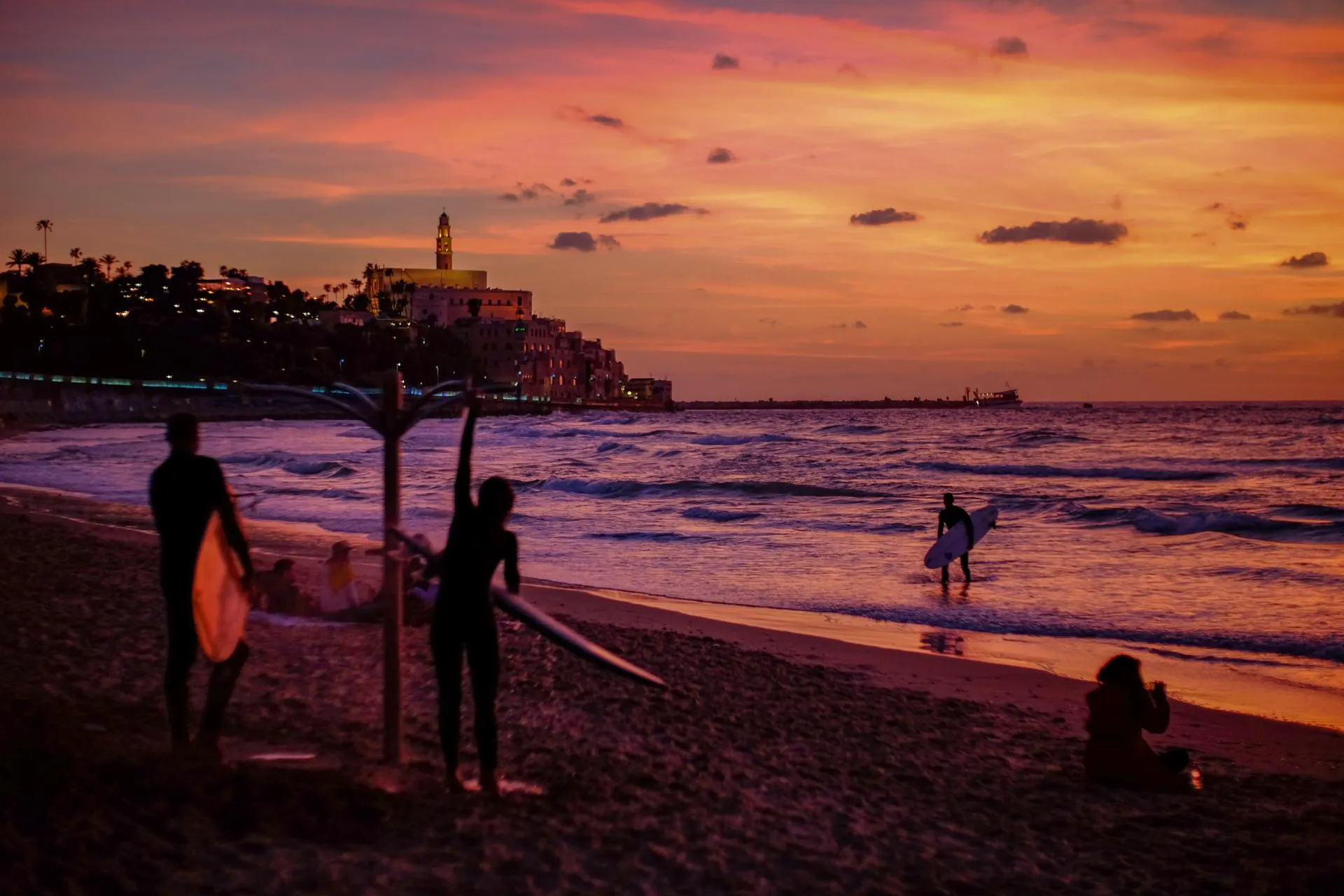 Het strand van Tel Aviv met uitzicht op Jaffa