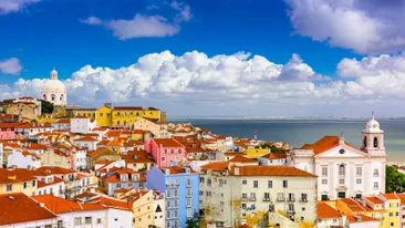 Kleurrijk stadsgezicht Alfama, Lissabon, Portugal