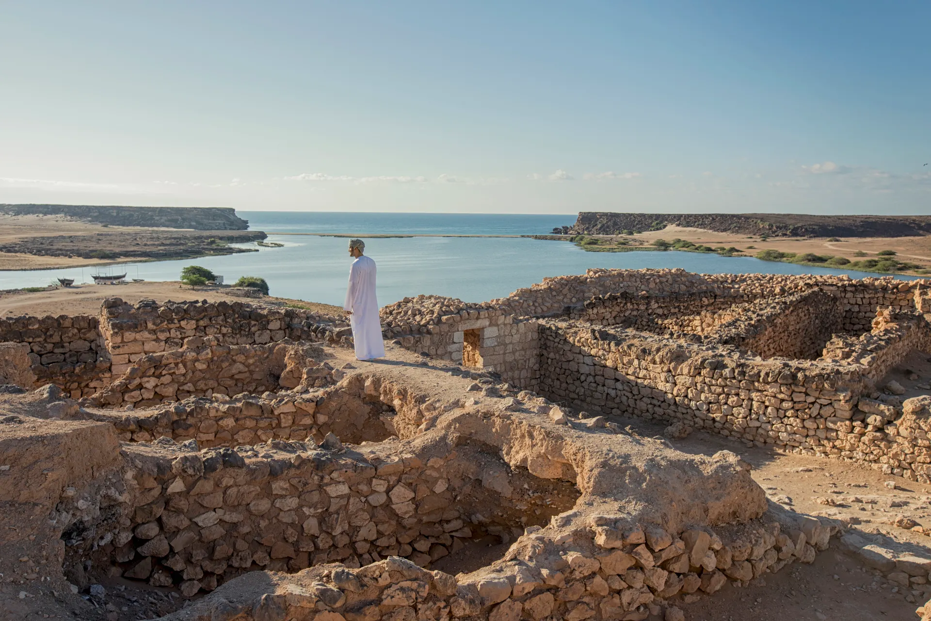 Man bij Al Balid archeologische opgraving, Salalah, Dhofar