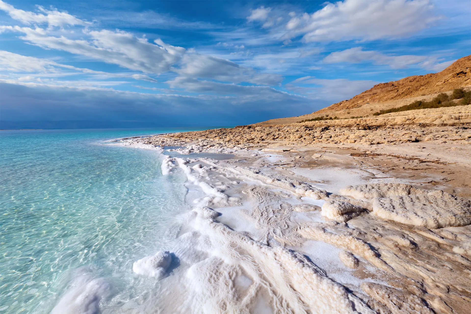 Landschap en zoutaanslag Dode Zee, Jordanië