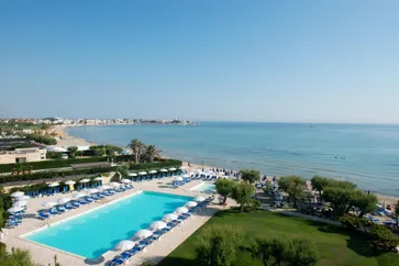hotel del levante - puglia - italie - zwembad en zee vanaf hotel