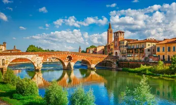 De brug Ponte Pietra in Verona - Italië