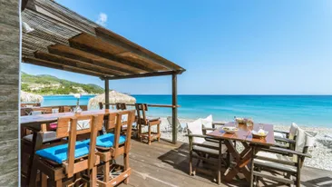 Taverna aan het strand, Kokkari, Samos, Griekenland