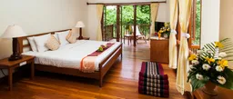AndOlives-Thailand-Mae-Sariang-RiverHouse-room