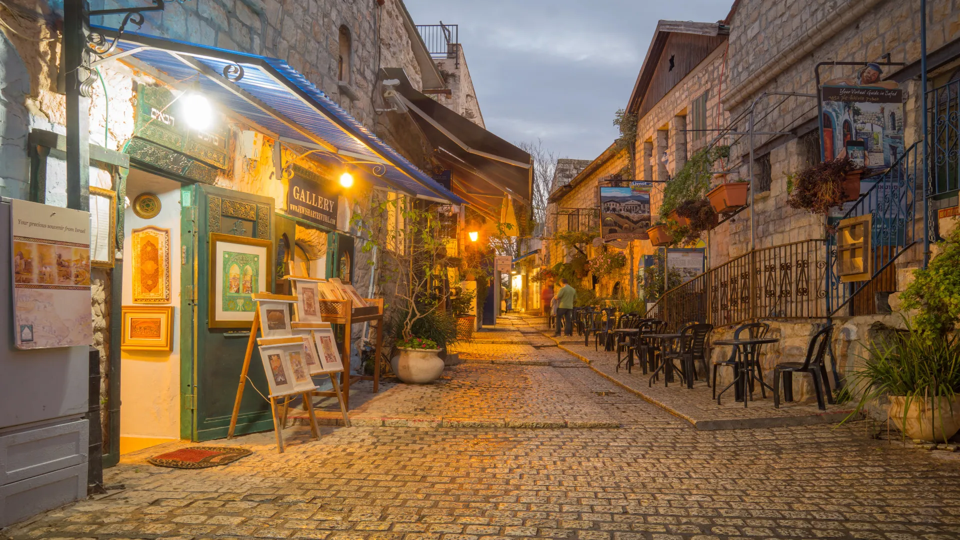 Verlicht straatje in Safed in bergen van Galilea, Noord Israël