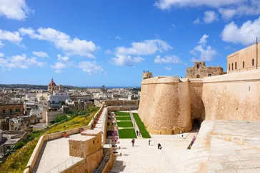 Fort bij Citadel met stadje en kerk op de achtergrond, Victoria (Rabat), Gozo, Malta