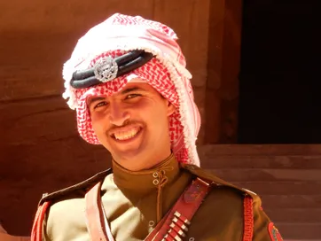 Lachende man 'bewaking' bij schatkamer Petra, Jordanië
