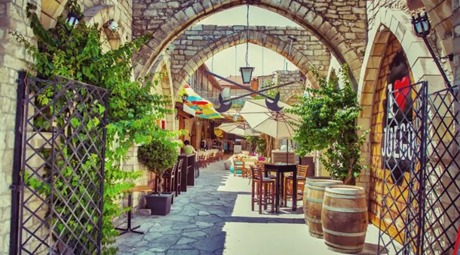 Gezellig straatje Limassol, terrasjes, Cyprus