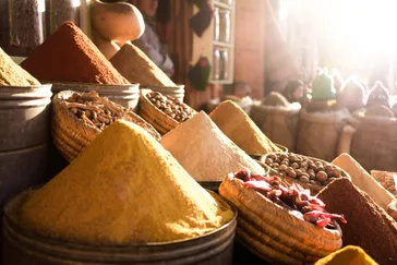 Marokko markt kruiden met tegenlicht - &Olives
