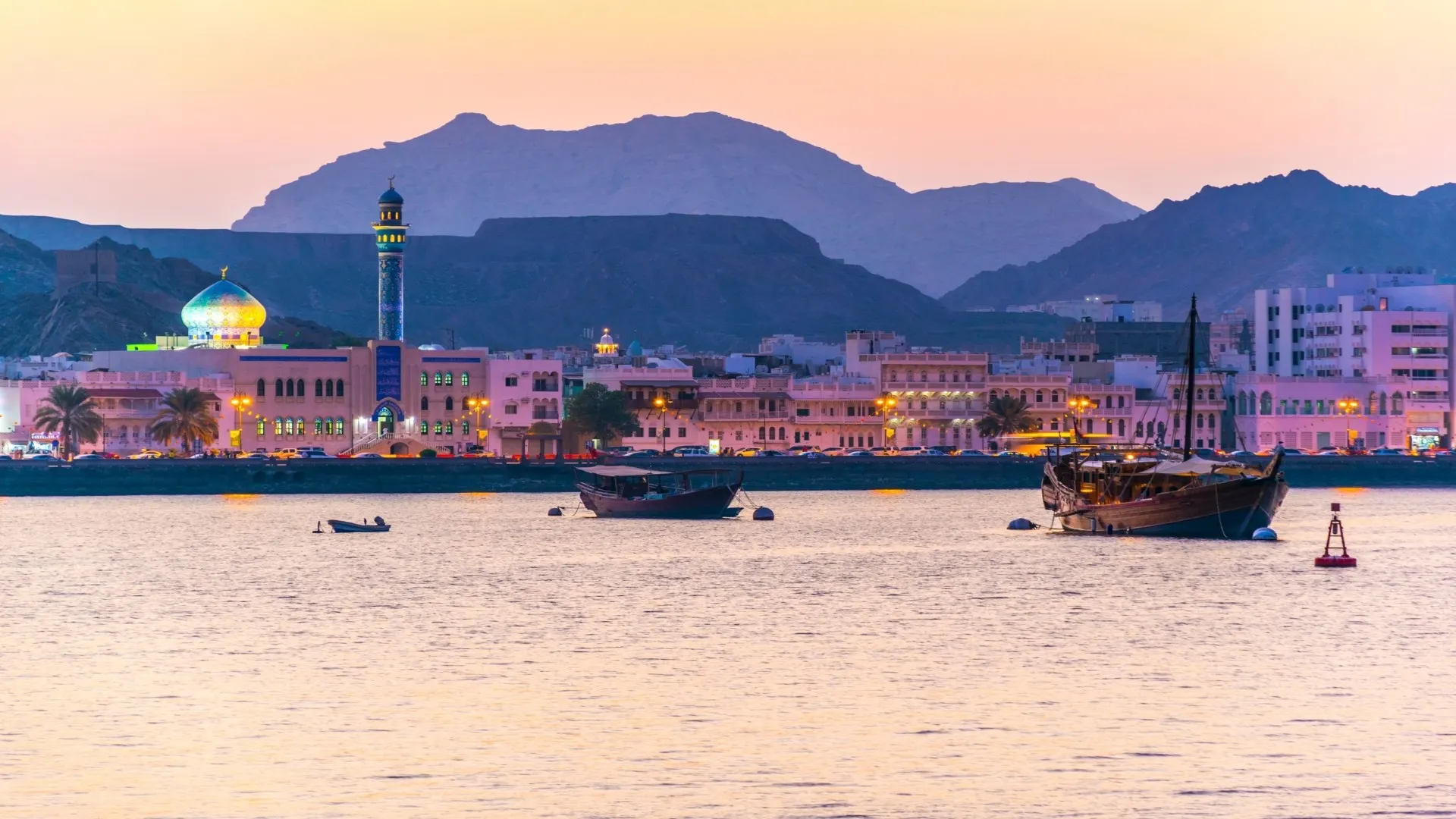 Uitzicht op de kustlijn van de wijk Muttrah in Muscat tijdens zonsondergang, Muscat, Oman