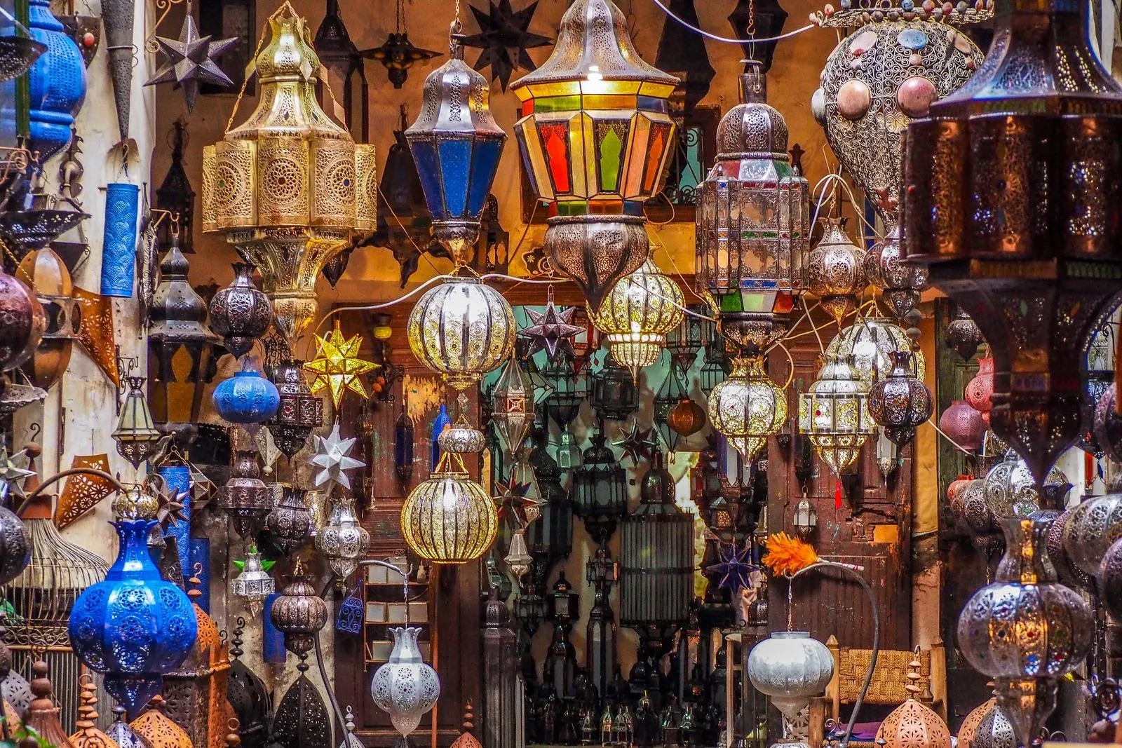 Woestijn, cultuur & kust in Marokko - Lampenwinkel in de souk