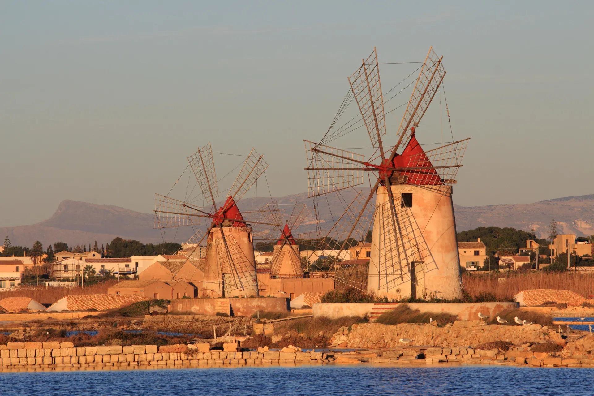 Windmolens op de zoutvlakten bij Marsala