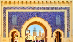 Een mooie doorgang met uitzicht op de medina in Fès