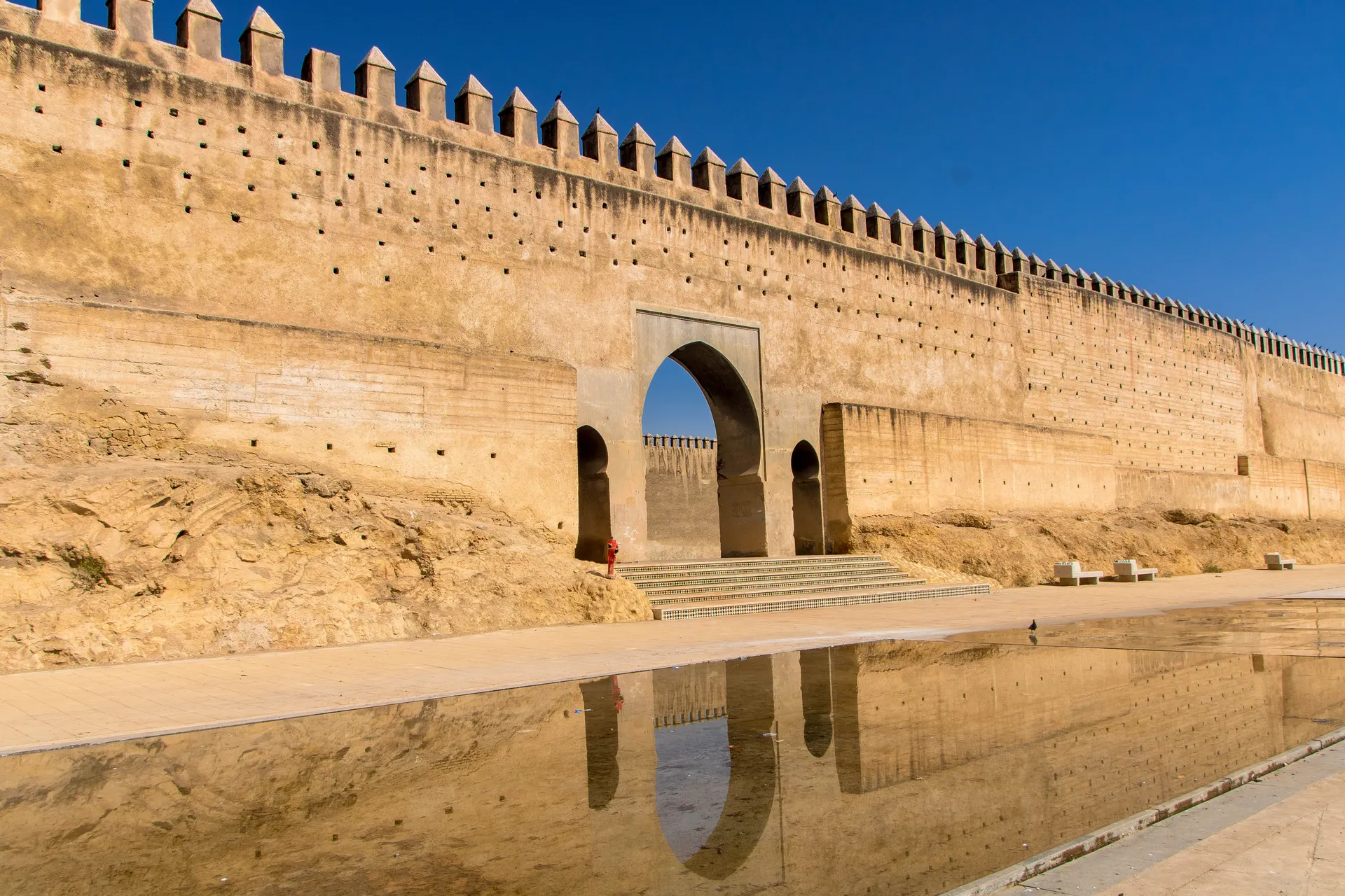 In Fes, Place bou jeloud en de versterkte muren van Fes, Marokko